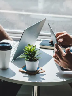 Professionnel indépendant préparant ses choix d’activité